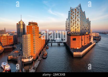 Luftaufnahme des Sandtorhafens und der Elbphilharmonie in der Hamburger HafenCity Stockfoto