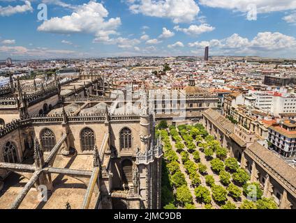 Blick auf den Orangengarten vom Giralda-Turm der Kathedrale von Sevilla, Spanien Stockfoto