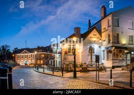 Exeters historisches Quayside ist einer der attraktivsten Teile der Stadt. Eine Mischung aus faszinierender Geschichte, interessanter Architektur und lebhaften Pubs und Stockfoto