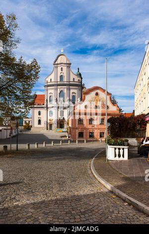 Basilika und Wallfahrtskirche St. Anna mit ehemaligem Franziskanerhaus, Altötting, Bayern, Deutsch Stockfoto