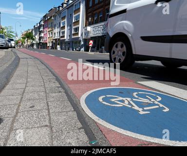 Köln, Deutschland 03. August 2022: Gefährlich schmale Fahrradspur auf der belebten venloerstr in köln ehrenfeld Stockfoto