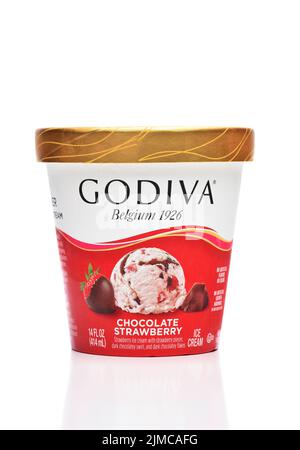 IRVINE, KALIFORNIEN - 8 AUG 2022: Eine 14 Unze Karton Godiva Schokolade Erdbeer Eis. Stockfoto