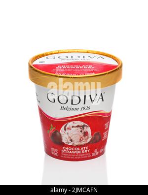 IRVINE, KALIFORNIEN - 8 AUG 2022: Eine 14 Unze Karton Godiva Schokolade Erdbeer Eis. Stockfoto