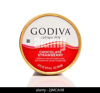 IRVINE, KALIFORNIEN - 8 AUG 2022: Ein 14 Unze Karton Godiva Schokolade Erdbeer Eis, top closeup. Stockfoto