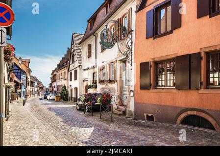 Schöne kleine Stadt Bergheim mit Fachwerkhäusern Stockfoto