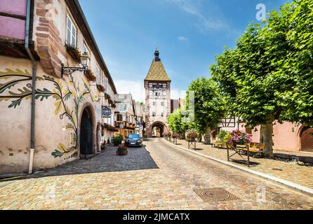 Schöne kleine Stadt Bergheim mit Fachwerkhäusern Stockfoto