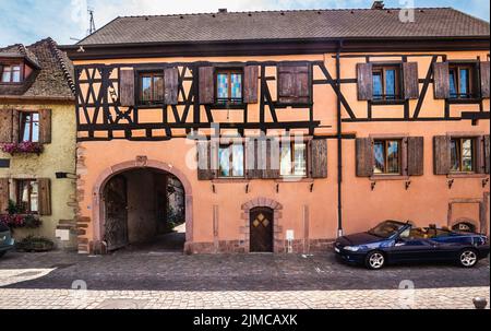 Schöne kleine Stadt Bergheim mit Fachwerkhäusern Stockfoto