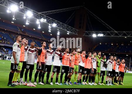 Genua, Italien. 05. August 2022. Reggina-Spieler begrüßen die Fans am Ende des Fußballspiels von Coppa Italia zwischen UC Sampdoria und Reggina. Kredit: Nicolò Campo/Alamy Live Nachrichten Stockfoto