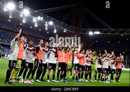 Genua, Italien. 05. August 2022. Reggina-Spieler begrüßen die Fans am Ende des Fußballspiels von Coppa Italia zwischen UC Sampdoria und Reggina. Kredit: Nicolò Campo/Alamy Live Nachrichten Stockfoto