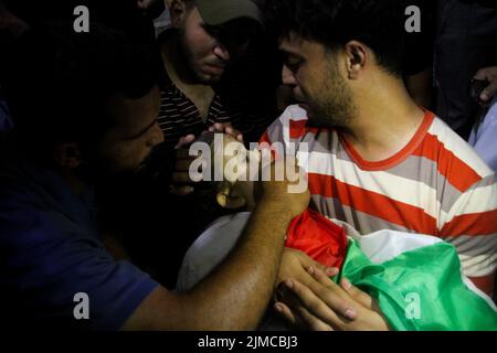 Gaza-Stadt, Gazastreifen, Palästina. 5. August 2022. Gaza-Stadt, Gazastreifen. 05. August 2022. Eine große Menge trauert um den 5-jährigen Alaa Abdullah Kaddoum, der am Freitag bei israelischen Luftangriffen auf den Gazastreifen getötet wurde. Kredit: ZUMA Press, Inc./Alamy Live Nachrichten Stockfoto