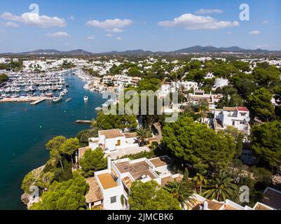 Luftbild, Spanien, Balearen, Mallorca, Cala D'Or Cala Ferrera mit Häusern und Villen Stockfoto