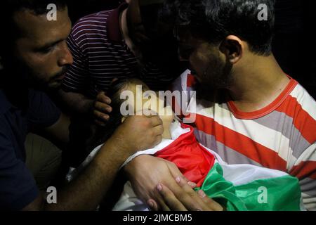 Gaza-Stadt, Gazastreifen, Palästina. 5. August 2022. Gaza-Stadt, Gazastreifen. 05. August 2022. Eine große Menge trauert um den 5-jährigen Alaa Abdullah Kaddoum, der am Freitag bei israelischen Luftangriffen auf den Gazastreifen getötet wurde. Kredit: ZUMA Press, Inc./Alamy Live Nachrichten Stockfoto