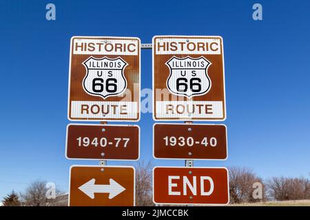 Zwei Schilder zur historischen Route 66 zeigen die Route, die in welchen Jahren genutzt wurde, Illinois, USA. Route 66 oder USA Stockfoto