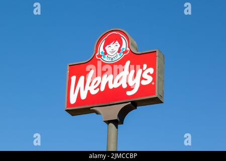 Litchfield, Illinois, USA - 26. März 2022: Ein Wendy’s Restaurant-Schild mit blauem Himmel im Hintergrund. Stockfoto