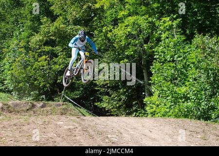 05. August 2022: Während der menÕs Downhill Qualifying Round des Mercedes-Benz UCI Mountain Bike World Cup 2022 in Mont-Sainte-Anne in Beaupre, Quebec, Kanada. Daniel Lea/CSM Stockfoto