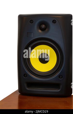 Hochwertiger Lautsprecher auf Holzregal für HiFi-Sound-System und Aufnahmestudio. Stockfoto