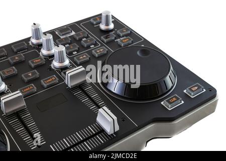 Tragbarer DJ Control Mixer auf weißem Hintergrund. Stockfoto