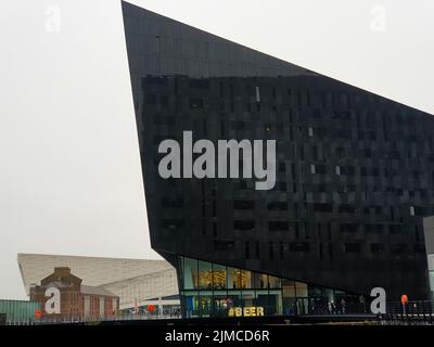 Moderne Architektur an den Liverpool Docks, Port of Liverpool, mit dem Royal Institute of British Architecture RIBA in Sicht Stockfoto