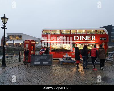 Der Street Food Diner Bus fährt von einem britischen roten Doppeldeckerbus am Albert Dock Waterfront in Liverpool, Großbritannien Stockfoto