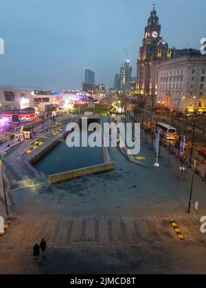 Nachtansicht des liverpooler Hafens von den Fenstern des Museums von Liverpool an den Docks. Stockfoto