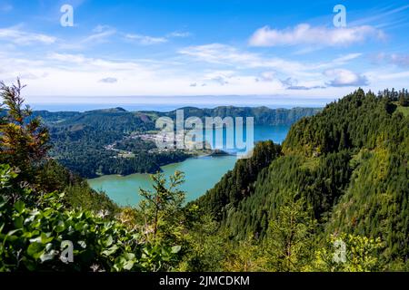 Zauberhaften wilden Blick in die Sete Cidades Twin Lakes, mit Grün und Blau in der dichten grünen Vegetation. São Miguel, Azoren, Portugal Stockfoto