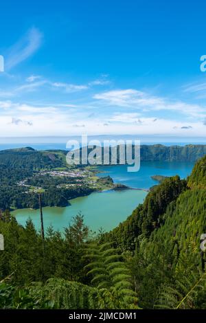 Zauberhaften wilden Blick in die Sete Cidades Twin Lakes, mit Grün und Blau in der dichten grünen Vegetation. São Miguel, Azoren, Portugal Stockfoto