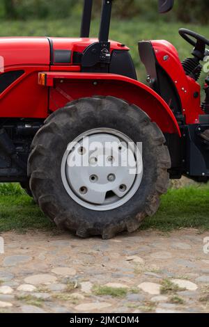 Details des Reifens eines Traktors, Maschine und Transportmittel in ländlichen Gebieten für die Landwirtschaft, Objekt Stockfoto