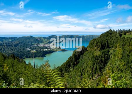 Zauberhaften wilden Blick in die Sete Cidades Twin Lakes, mit Grün und Blau in der dichten grünen Vegetation. São Miguel, Azoren, Portugal Stockfoto