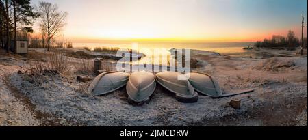 Die ersten Sonnenstrahlen über dem Ladoga-See am Morgen im Winter Stockfoto