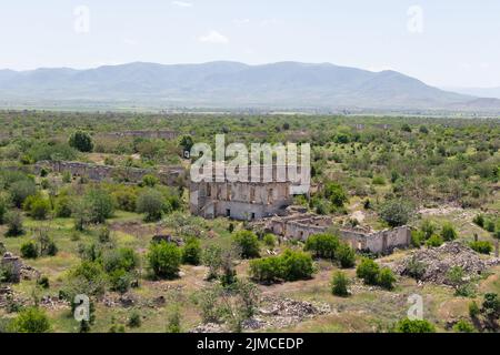 Zerstörte gebäude aus der sowjetzeit in Agdam, einer Geisterstadt in der republik Berg-Karabach. Kriegsergebnis Stockfoto