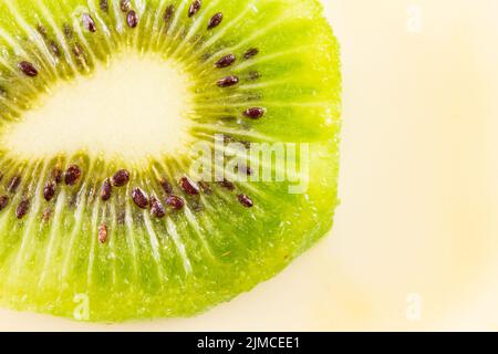 Hintergrund der Kiwi-Frucht in zwei Hälften geschnitten Stockfoto