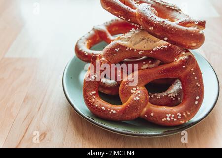 Draufsicht auf Brezeln auf einer Platte mit Kopierplatz Stockfoto