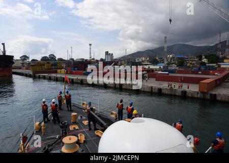 Mitglieder der US-Küstenwache, die dem berühmten Mittelausdauerschneider USCGC Mohawk (WMEC 913) zugewiesen sind, bereiten sich auf die Anlegeböde in Freetown, Sierra Leone, am 30. Juli 2022 vor. USCGC Mohawk ist im Einsatzgebiet der US Naval Forces Africa im Einsatz und wird von der Sechsten Flotte der USA eingesetzt, um die Interessen der USA, der Alliierten und der Partner zu verteidigen. (USA Foto der Küstenwache von Petty Officer, Klasse 3., Jessica Fontenette) Stockfoto