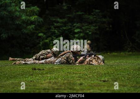 Infanteristen mit der Firma B. 1. Bataillon 151. Infanterie-Regiment führen zusammen mit Kavalleriescouts und Mortarmen städtische Schulungen im Muscatatuck Urban Training Center, Ind., Dienstag, 2. August 2022 durch. Wachmänner ziehen während einer jährlichen Trainingsübung an Sicherheit. Die Teilnahme an realistischen Trainingsszenarien ist die Art und Weise, wie die Indiana National Guard eine tödliche Kampftruppe unterhält. Stockfoto