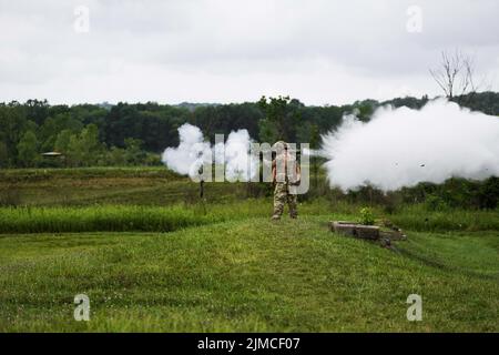 Indiana Guardsmen mit der 76. Infantry Brigade Combat Team feuert eine AT4 auf Camp Atterbury, Ind., 27. Juli 2022. Die AT4 ist eine 84mm unbewaffnete Panzerabwehrwaffe, die beim Übergriff auf Panzer, Landungsschiffe, Hubschrauber, Flugzeuge und gepanzerte Fahrzeuge verwendet wird. (USA Foto der Armee-Nationalgarde von Sgt. Hector Tinoco) Stockfoto