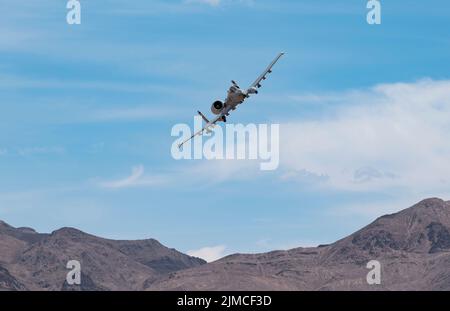 Ein A-10 Thunderbolt II, der dem Test- und Evaluierungs-Geschwader 422., Nellis Air Force Base, Nevada, zugewiesen wurde, fliegt über die Nevada Test and Training Range, Nevada, 3. August 2022. Die 422. TES ist eine geografisch getrennte Einheit der 53. Test and Evaluation Group, Eglin AFB, Florida. (USA Luftwaffe Foto von William R. Lewis) Stockfoto