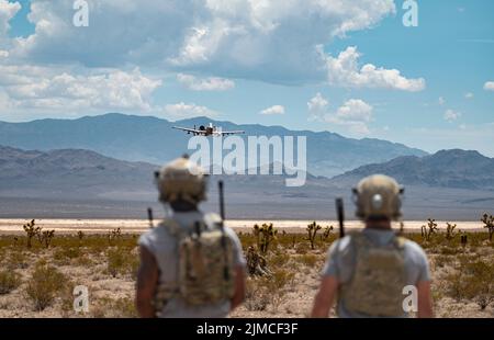 Ein A-10 Thunderbolt II, der dem Test- und Evaluierungs-Squadron 422., Nellis Air Force Base, Nevada, zugewiesen wurde, fliegt am 3. August 2022 in die Nevada Test and Training Range, Nevada. Die 30mm GAU-8/A Gatling-Waffe des Thunderbolt II kann 3.900 Runden pro Minute abfeuern und eine Reihe von Bodenzielen mit Panzern besiegen. (USA Luftwaffe Foto von William R. Lewis) Stockfoto