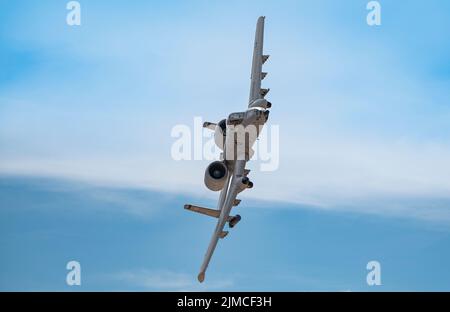 Ein A-10 Thunderbolt II, der dem Test- und Evaluierungs-Geschwader 422., Nellis Air Force Base, Nevada, zugewiesen wurde, fliegt über die Nevada Test and Training Range, Nevada, 3. August 2022. Die 422. TES ist eine geografisch getrennte Einheit der 53. Test and Evaluation Group, Eglin AFB, Florida. (USA Luftwaffe Foto von William R. Lewis) Stockfoto