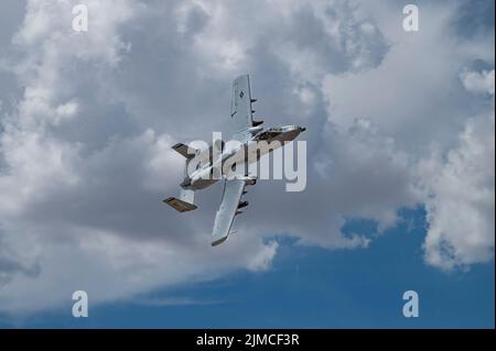 Ein A-10 Thunderbolt II, der dem Test- und Evaluierungs-Geschwader 422., Nellis Air Force Base, Nevada, zugewiesen wurde, fliegt über die Nevada Test and Training Range, Nevada, 3. August 2022. Die A-10s starteten AGM-65D Maverick-Raketen während ihrer Mission über den NTTR. (USA Luftwaffe Foto von William R. Lewis) Stockfoto