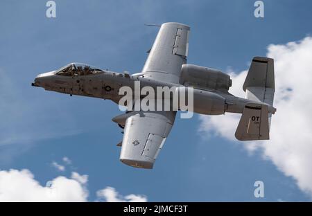 Ein A-10 Thunderbolt II, der dem Test- und Evaluierungs-Geschwader 422., Nellis Air Force Base, Nevada, zugewiesen wurde, fliegt über die Nevada Test and Training Range, Nevada, 3. August 2022. Das Test- und Evaluierungsgeschwader 422. auf der Nellis AFB, Nevada, ist ein zusammengesetztes Geschwader, das HQ ACC-gesteuerte Funktionstests und Evaluierungen für A-10C, F-15C, F-15E, F-16cm, F-22A, Und F-35A-Upgrades für Hardware, Software und Waffen. (USA Luftwaffe Foto von William R. Lewis) Stockfoto