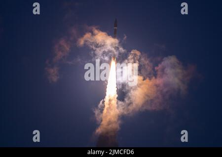 Eine United Launch Alliance (ULA) ATLAS V-Rakete mit dem sechsten Space Based Infrared System Geosynchronous Earth Orbit (SBIRS GEO-6)-Satelliten startet vom Space Launch Complex 41 auf der Cape Canaveral Space Force Station, Florida, 4. August 2022. Der SBIRS GEO-6-Satellit wurde mit leistungsstarken Überwachungssensoren ausgestattet, die unsere Nation 24/7 schützen. (USA Space Force Foto von Joshua Conti) Stockfoto