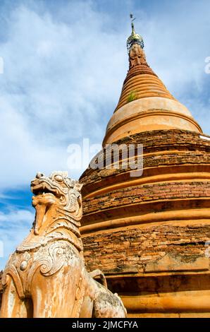 Brumesischer Löwe, der vor einer Stupa in Inwa steht Stockfoto