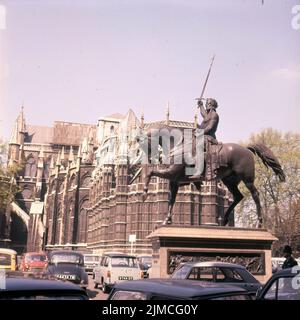 Um 1964, London, England, Vereinigtes Königreich: König Richard die Löwenhitze-Statue in der Nähe des Palastes von Westminster. Richard Coeur de Lion ist eine denkmalgeschützte Reiterstatue des englischen Monarchen Richard I. aus dem 12.. Jahrhundert, auch bekannt als Richard Löwenherz, der von 1189 bis 1199 regierte. (Bild: © Keystone USA/ZUMA Press Wire) Stockfoto