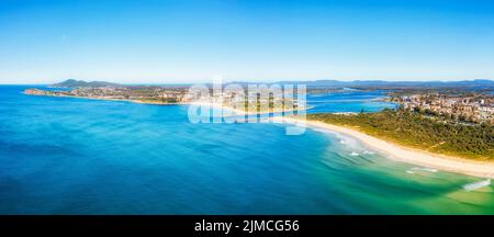 Die malerische Küste des Wallis Lake River Mündung am Nine Mile Beach in Forster-Tuncury Städten Australiens an der pazifikküste - Luftpanorama. Stockfoto