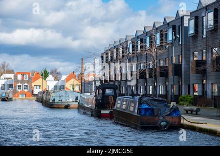 Die Boote vertäuten in einem Kanal in New Islington, einem neu erschlossenen Gebiet in Manchester Stockfoto