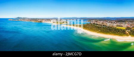 Landschaftlich schöner Strand von Nine Mile in Forster-Tuncury Städten Australiens an der pazifikküste - Luftpanorama zum Wallis See und Flussdelta. Stockfoto