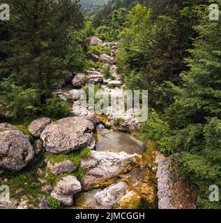 Luftaufnahme der Naturlandschaft mit Bach, Prionia Fluss, Griechenland. Hochwertige Fotos Stockfoto
