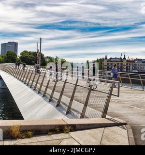 Fußgänger und Radfahrer auf Brücke über Binnenhafen, Lille Langebro Radbrücke, Verkehrssicherheit, moderne Mobilität, Architekten WilkinsonEyre und Stockfoto