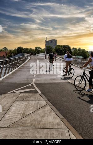 Fußgänger und Radfahrer auf Brücke über Binnenhafen, Lille Langebro Radbrücke, Verkehrssicherheit, moderne Mobilität, Architekten WilkinsonEyre und Stockfoto