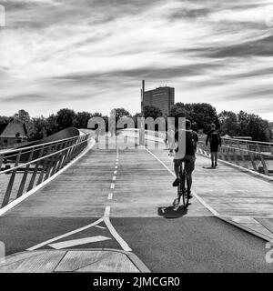 Fußgänger und Radfahrer auf Brücke über Binnenhafen, Lille Langebro Radbrücke, Verkehrssicherheit, moderne Mobilität, Architekten WilkinsonEyre und Stockfoto